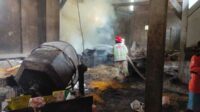Proses pemadaman oleh petugas pemadam kebakaran Kabupaten Malang. (ist) - Pabrik Makanan Ringan di Dampit Terbakar, Pemilik Alami Kerugian Puluhan Juta