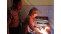 Proses pemeriksaan bayi yang sempat dibuang oleh ibunya. (ist) - Malu Hamil Tak Miliki Suami, Janda Muda Anak Tiga di Sumawe Mengaku Temukan Bayi