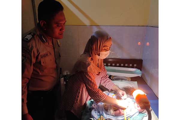 Proses pemeriksaan bayi yang sempat dibuang oleh ibunya. (ist) - Malu Hamil Tak Miliki Suami, Janda Muda Anak Tiga di Sumawe Mengaku Temukan Bayi