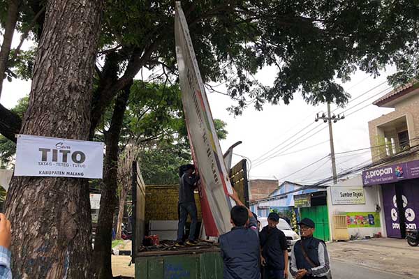 Proses penindakan APK di Kecamatan Kepanjen oleh Bawaslu Kabupaten Malang. (Seru.co.id/wul) - Bawaslu Lakukan Penindakan pada 3.886 APK Milik Kedua Paslon Bupati dan Wakil Kabupaten Malang