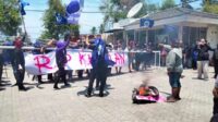Ratusan Karyawan Pabrik Pengepakan Udang PT PMMP Situbondo lakukan aksi demo di Desa Landangan, Kecamatan Kapongan, Situbondo, Rabu (23/10/2024). (Seru.co.id/aza) - Empat Bulan Upah Tidak Dibayar, Ratusan Karyawan Pabrik PT PMMP Lakukan Aksi Demo