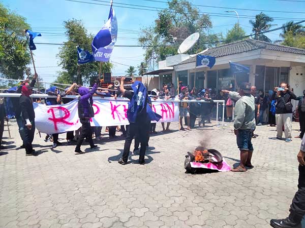 Ratusan Karyawan Pabrik Pengepakan Udang PT PMMP Situbondo lakukan aksi demo di Desa Landangan, Kecamatan Kapongan, Situbondo, Rabu (23/10/2024). (Seru.co.id/aza) - Empat Bulan Upah Tidak Dibayar, Ratusan Karyawan Pabrik PT PMMP Lakukan Aksi Demo