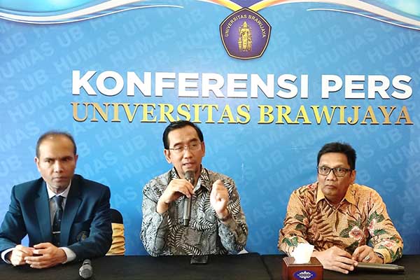 Rektor UB didampingi Sekretaris Eksekutif Majelis Perguruan Tinggi Indonesia dan Wakil Rektor I UB, menjawab pertanyaan awak media. (rhd) - Forum MRPTNI Bahas Wirausaha Merdeka dan Kewirausahaan Hijau