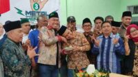 Resmikan Posko Pemenangan ABADI, Abah Anton berikan potongan tumpeng kepada Dimyati, yang disambut salam takzim. (rhd) - Resmikan Posko Pemenangan ABADI, Abah Anton: Optimalisasi CSR Solusi Minimnya APBD