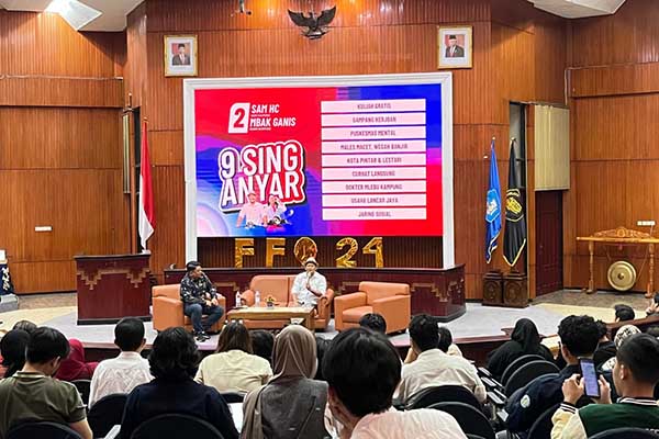 Sam HC, calon Wali Kota Malang nomor urut 2 memaparkan program '9 Sing Anyar' kepada mahasiswa. (ws12) - Sam HC Paparkan Program '9 Sing Anyar' di Kampus UB