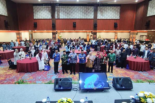 Sekda, Kabag Kesra, Kemenag bersama peserta Sarasehan Hari Santri Nasional 2024. (rhd) - Pemkot Malang Gelar Sarasehan HSN, Wujudkan Santri Tangguh Merengkuh Masa Depan