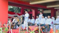 Sekda Kabupaten Sumenep, Edy Rasiyadi saat memimpin Upacara Peringatan Hari Santri Nasional (HSN) 2024, mengobarkan semangat juang santri. (Seru.co.id/mzm) - Sekda Edy Rasiyadi Kobarkan Semangat Juang Santri Hadapi Tantangan Zaman Modern
