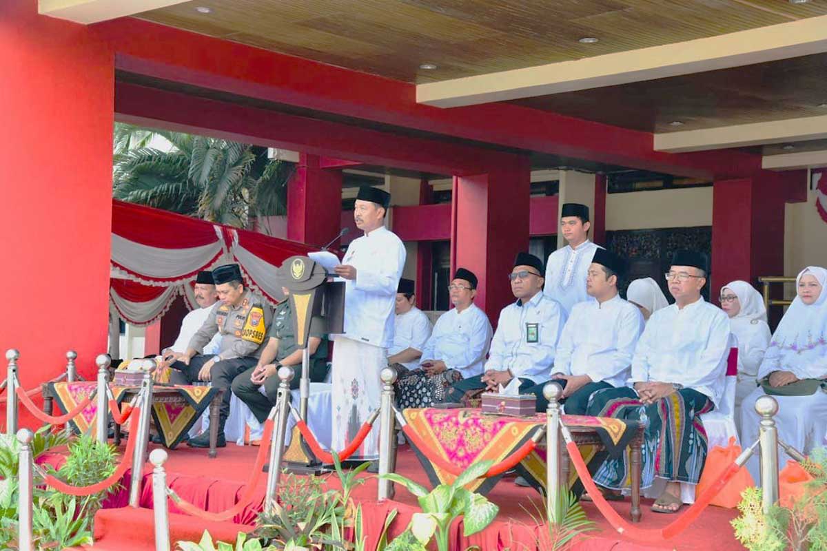 Sekda Kabupaten Sumenep, Edy Rasiyadi saat memimpin Upacara Peringatan Hari Santri Nasional (HSN) 2024, mengobarkan semangat juang santri. (Seru.co.id/mzm) - Sekda Edy Rasiyadi Kobarkan Semangat Juang Santri Hadapi Tantangan Zaman Modern