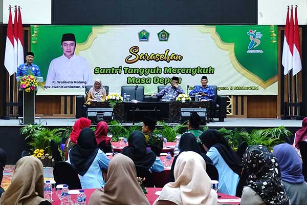 Sekda Kota Malang, Erik Setyo Santoso, memberikan sambutan. (rhd) - Pemkot Malang Gelar Sarasehan HSN, Wujudkan Santri Tangguh Merengkuh Masa Depan
