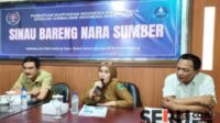 Sekretaris Inspektorat Kota Malang, Siti Mahmudah mensosialisasikan pencegahan korupsi kepada awak media. (rhd) - Inspektorat Bersama Diskominfo Rangkul PWI Malang Raya Sosialisasi Pencegahan Korupsi