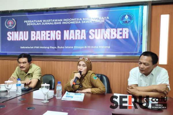 Sekretaris Inspektorat Kota Malang, Siti Mahmudah mensosialisasikan pencegahan korupsi kepada awak media. (rhd) - Inspektorat Bersama Diskominfo Rangkul PWI Malang Raya Sosialisasi Pencegahan Korupsi