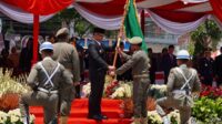 Serah terima Pataka Jer Basuki Mawa Beya Pj. Wali Kota Batu kepada Kasatpol PP Kota Batu. (ist) - Kirab Pataka Jer Basuki Mawa Beya Tiba di Kota Batu, Bawa Semangat Optimis Jatim Bangkit