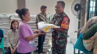 Sertu Wakidun bersama perangkat Kelurahan mendampingi penyaluran bantuan pangan beras 10 kg kepada 715 warga prasejahtera. (Seru.co.id/ist) - Babinsa Ciptomulyo Dampingi Penyaluran Bantuan Pangan