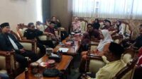 Setiawati Dewi, asal Dusun Cotek, Desa Sumberwaru, Kecamatan Banyuputih, Situbondo mencari keadilan, dengan cara mendatangi Kantor DPRD Kabupaten Situbondo, Senin (7/10/2024). (Seru.co.id/aza) - Diduga Merasa Didiskriminasi Polres Situbondo, Perempuan Asal Kecamatan Banyuputih Minta Pengawalan DPRD