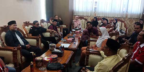 Setiawati Dewi, asal Dusun Cotek, Desa Sumberwaru, Kecamatan Banyuputih, Situbondo mencari keadilan, dengan cara mendatangi Kantor DPRD Kabupaten Situbondo, Senin (7/10/2024). (Seru.co.id/aza) - Diduga Merasa Didiskriminasi Polres Situbondo, Perempuan Asal Kecamatan Banyuputih Minta Pengawalan DPRD