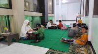 Siti Rohani, guru ngaji di Kecamatan Rambipuji, Jember. (Seru.co.id/amb) - Jeritan Guru Ngaji di Jember: 'Kami Kecewa Kalau Insentif Dikaitkan dengan Pilkada'