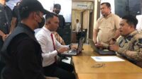 Tim kemenangan pasangan calon Bupati dan Wakil Bupati Malang nomor urut dua, Sanusi-Lathifah (SaLaf) melaporkan tindakan dugaan perusakan alat peraga kampanye (APK). (Seru.co.id/wul) - APK Pasangan SaLaf Dirusak, Tim Kemenangan Serahkan Bukti Rekaman CCTV ke Bawaslu