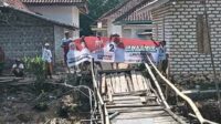 TPD Pamekasan saat akan memperbaiki jembatan. (Seru.co.id/Udi) - Program Sosial, TPD Pamekasan Khofifah - Emil Bantu Material Jembatan Ambruk