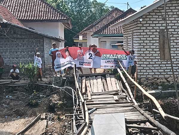 TPD Pamekasan saat akan memperbaiki jembatan. (Seru.co.id/Udi) - Program Sosial, TPD Pamekasan Khofifah - Emil Bantu Material Jembatan Ambruk