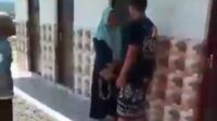 Tangkapan layar video yang viral menampilkan aksi mesum muda mudi. (ist) - Viral, Sejoli di Jember Terciduk Mesum di Toilet Umum Lapangan Desa
