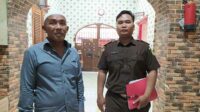 Terpidana Korupsi BUMDes Laden saat dibawa kembali ke Lapas Pamekasan. (Seru.co.id/udi) - Sempat Jadi Tahanan Kota, Mantan Kades Laden Kembali Dijebloskan ke Lapas Pamekasan