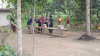 Tim Inafis saat melakukan pemeriksaan di lokasi penusukan. (ist) - Dua Pria di Jember Ditusuk Temannya Pakai Pisau, Satu Tewas