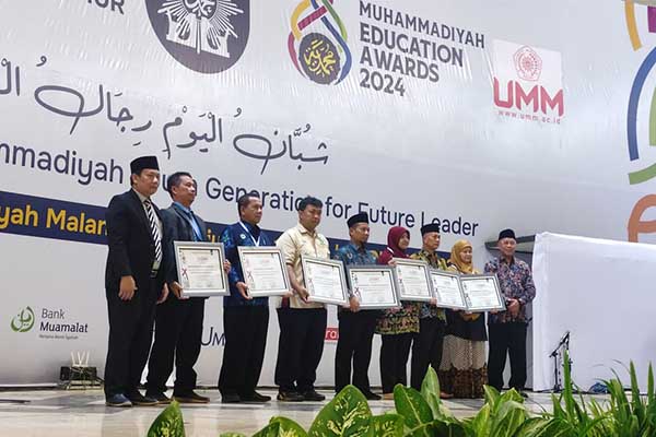 Tujuh sekolah peraih Kategori Muhammadiyah Outstanding School. (rhd) - Prof Muhadjir Effendy Apresiasi ME Awards, Ajang Kompetisi Pendidikan Unggulan Muhammadiyah