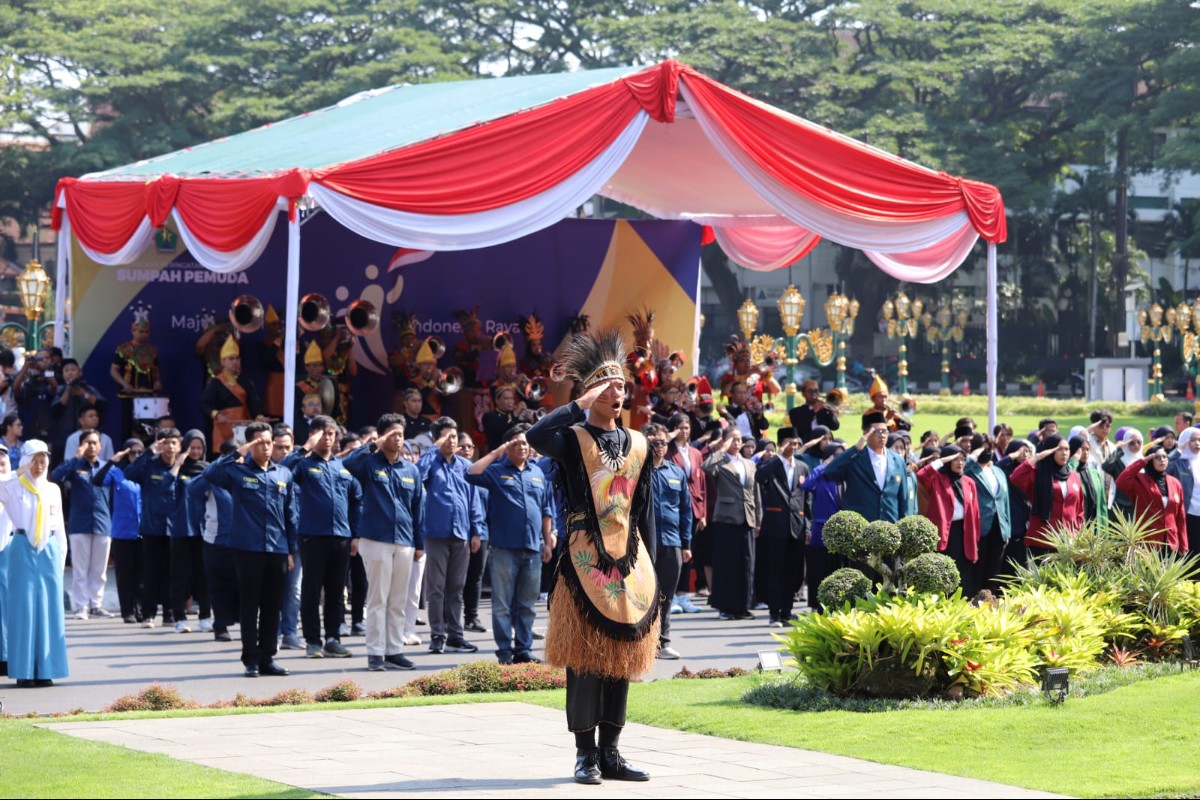Upacara peringati Hari Sumpah Pemuda ke-96 di halaman Balaikota Malang. (pro) - Pj Wali Kota Malang Sebut Pemuda Berperan Vital dalam Kemajuan dan Daya Saing Bangsa