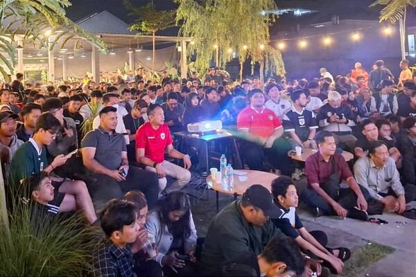 Wahyu Hidayat Nobar Timnas, Pemimpin Tak Ada Sekat dengan Rakyat