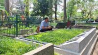 Wahyu Hidayat Rutin Sowan ke Makam Orang Tua Selepas Salat Jumat