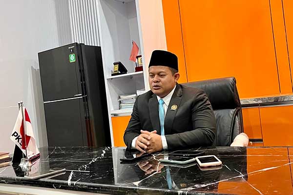 Wakil Ketua 2 DPRD Kota Malang, Trio Agus Purwono, menjawab pertanyaan awak media. (ws12) - Trio Agus Purwono: DPRD Fokus Bentuk AKD dan Bahas APBD 2025