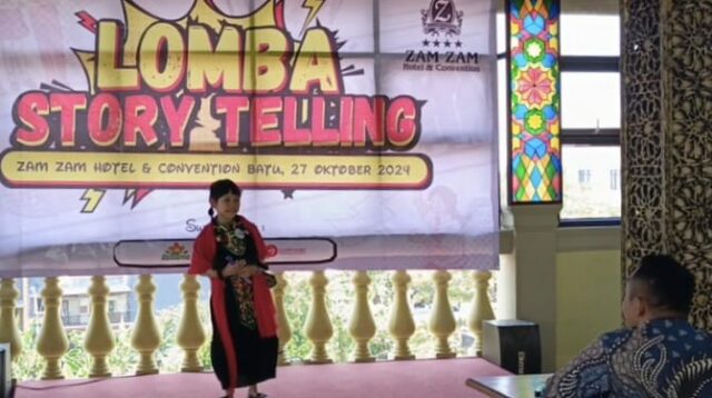 Salah seorang peserta lomba Story Telling sedang tampil di depan juri dan penonton. (Seru.co.id/dik) - Siswa SD Adu Kemampuan "Story Telling" di Hotel Zam-Zam Kota Batu