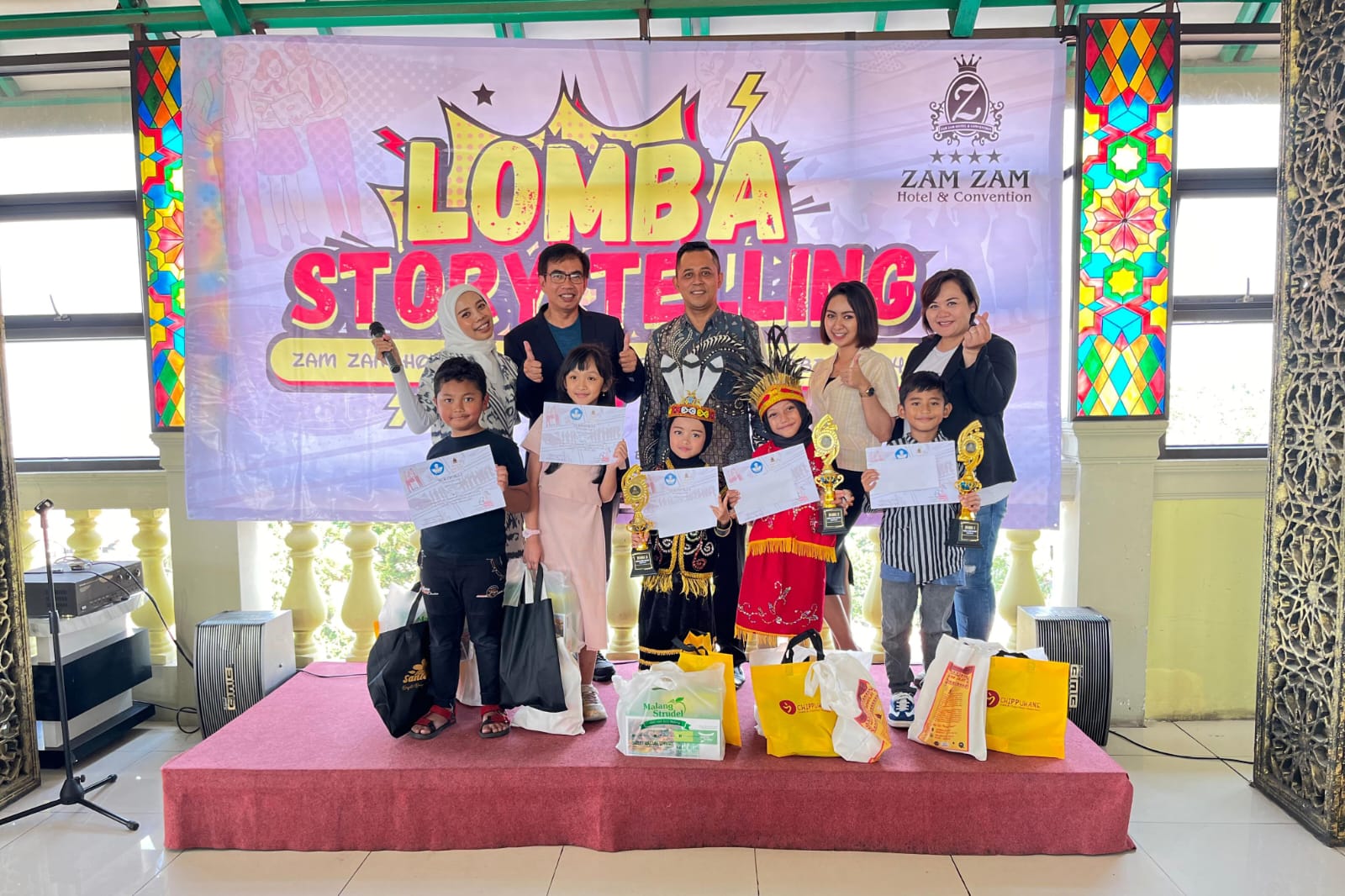 Pemenang lomba Story Telling berfoto bersama Juri dan penyelenggara acara. (ist) - Siswa SD Adu Kemampuan "Story Telling" di Hotel Zam-Zam Kota Batu