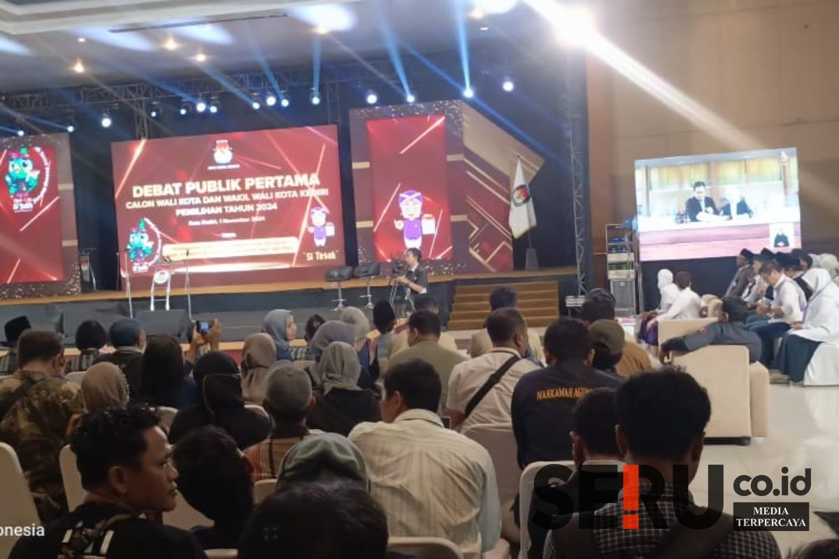 Acara debat tersebut diadakan di Insumo Kediri Koventin Centre, pada Jum’at (1/11/2024) pukul 19.00 WIB. (Seru.co.id/mam) - KPU Kota Kediri Gelar Debat Publik Perdana Dua Paslon Wali Kota dan Wakil Wali Kota Kediri
