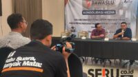 Ahmad Ali Imron (kiri) dan Hasbi Ash Shiddiqy (kanan) menyampaikan IKP tinggi di Kota Malang. (rhd) - Bawaslu RI Ajak Masyarakat dan Media Antisipasi IKP Tinggi di Kota Malang