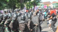 Aksi demo massa warnai puncak latihan penanganan konflik sosial di Lumajang. (ist) - Aksi Demo Massa Warnai Puncak Latihan Penanganan Konflik Sosial di Lumajang