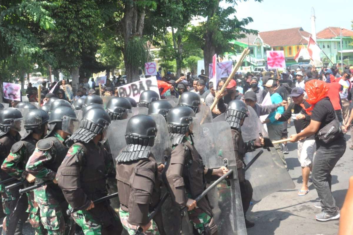 Aksi demo massa warnai puncak latihan penanganan konflik sosial di Lumajang. (ist) - Aksi Demo Massa Warnai Puncak Latihan Penanganan Konflik Sosial di Lumajang