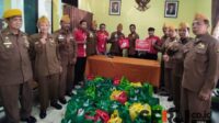 Alfamart berikan sumbangsih paket sembako secara simbolis kepada para veteran. (rhd) - Peringati Hari Pahlawan, Alfamart Berikan Sumbangsih Paket Sembako kepada Veteran