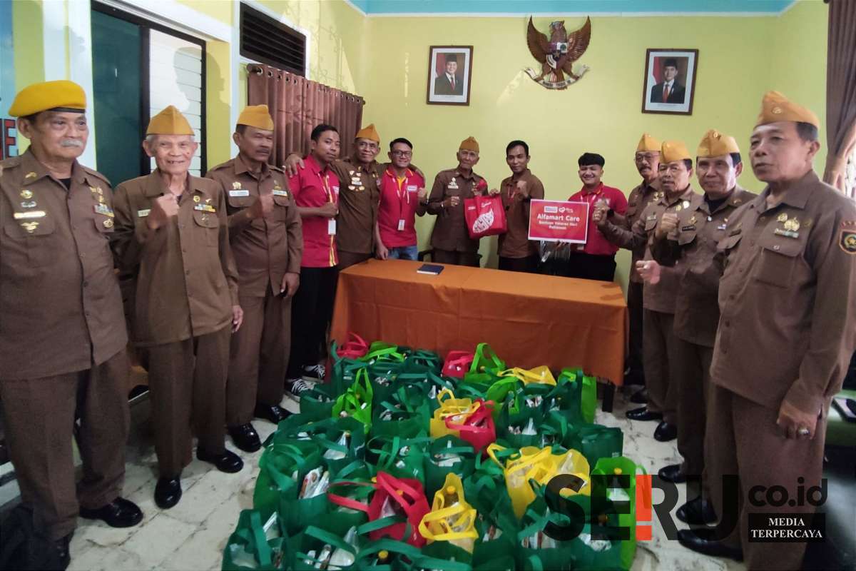 Alfamart berikan sumbangsih paket sembako secara simbolis kepada para veteran. (rhd) - Peringati Hari Pahlawan, Alfamart Berikan Sumbangsih Paket Sembako kepada Veteran