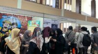 Animo pencari kerja mengunjungi stand perusahaan. (ws12) - Maliki Career Fair 2024, Peluang Kerja Alumni UIN dan Masyarakat Umum