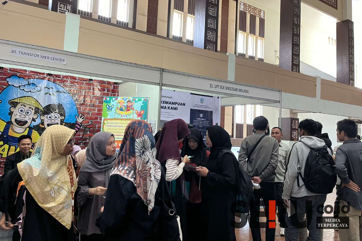 Animo pencari kerja mengunjungi stand perusahaan. (ws12) - Maliki Career Fair 2024, Peluang Kerja Alumni UIN dan Masyarakat Umum