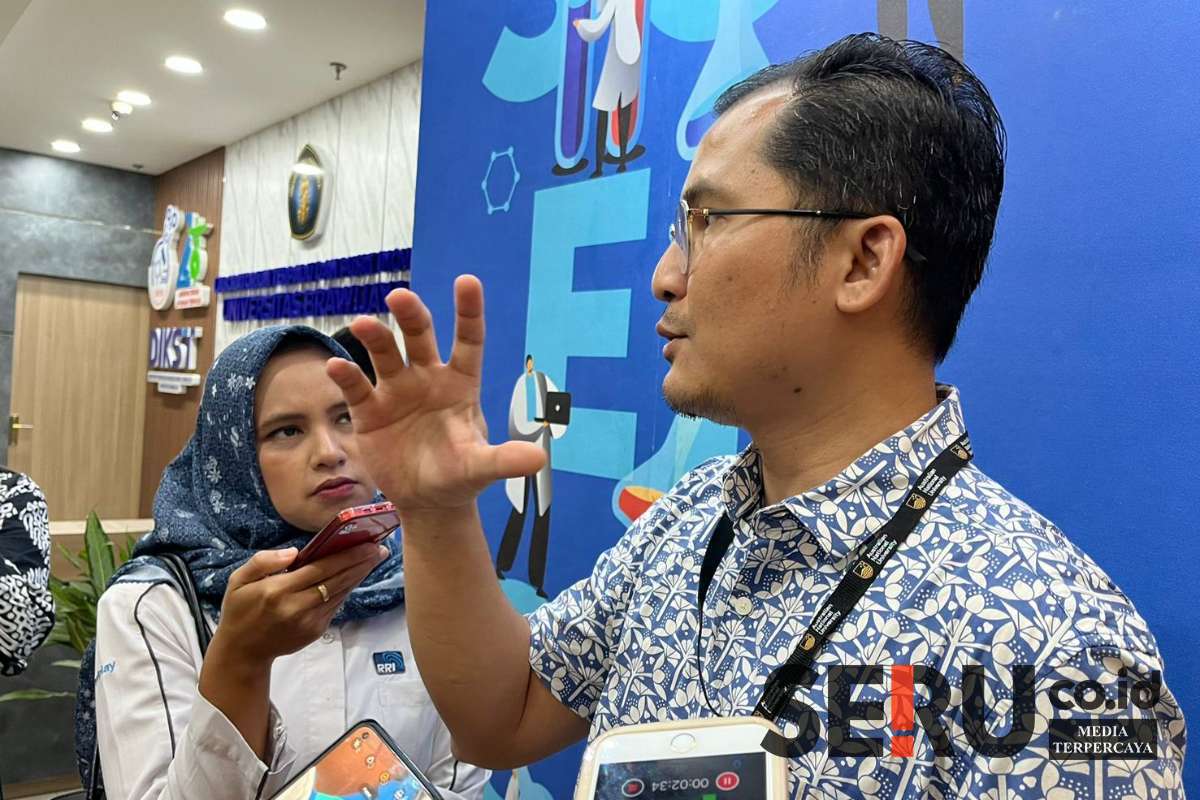 Assistant Professor Universitas Brawijaya (UB), Dias Satria sedang menanggapi pertanyaan awak media. (ws12) - Kunjungan Kerja Luar Negeri Presiden Prabowo Dinilai Strategis untuk Ekonomi Indonesia