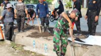 Babinsa Kedungkandang bersama warga kerja bakti bersihkan ruas jalan dan drainase pembuangan. (ist) - Babinsa Kedungkandang Bersama Warga Kerja Bakti Bersihkan Ruas Jalan dan Drainase Pembuangan