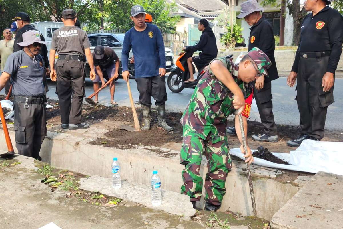 Babinsa Kedungkandang bersama warga kerja bakti bersihkan ruas jalan dan drainase pembuangan. (ist) - Babinsa Kedungkandang Bersama Warga Kerja Bakti Bersihkan Ruas Jalan dan Drainase Pembuangan