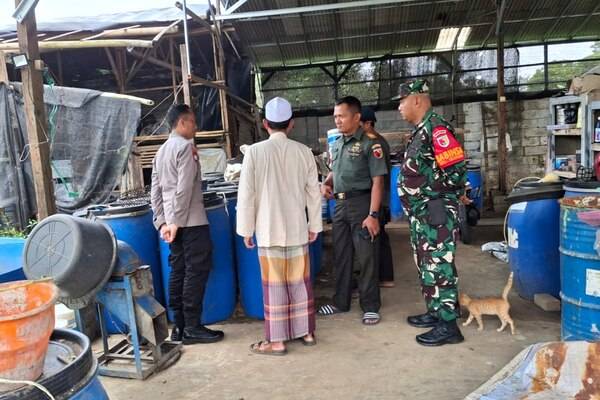 Babinsa Kedungkandang Komsos Bersama Tokoh Masyarakat Diskusi Kondisi Lingkungan