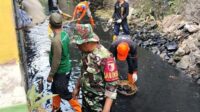 Babinsa Klojen Bersama Warga Kasin Kerja Bakti Bersihkan Jalan dan Sungai