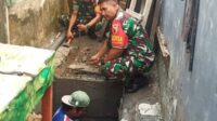 Babinsa Klojen bersama warga Samaan membangun sanitasi. (ist) - Babinsa Klojen bersama Warga Samaan Membangun Sanitasi