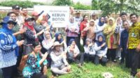 Babinsa Koramil 0833/05 Lowokwaru bersama TPID dampingi petani tomat tingkatkan produktivitas. (ist) - Babinsa Koramil 0833/05 Lowokwaru Bersama TPID Dampingi Petani Tomat Tingkatkan Produktivitas