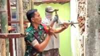 Babinsa Koramil Blimbing bersama warga Arjosari kerja bakti renovasi musala. (ist) - Babinsa Koramil Blimbing Bersama Warga Arjosari Kerja Bakti Renovasi Musala