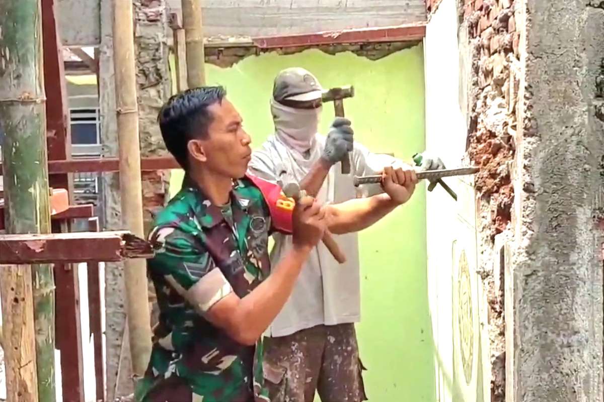 Babinsa Koramil Blimbing bersama warga Arjosari kerja bakti renovasi musala. (ist) - Babinsa Koramil Blimbing Bersama Warga Arjosari Kerja Bakti Renovasi Musala